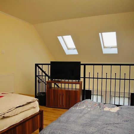 Viktor Vendeghaz Es Apartmanhaz Baktaloranthaza Luaran gambar