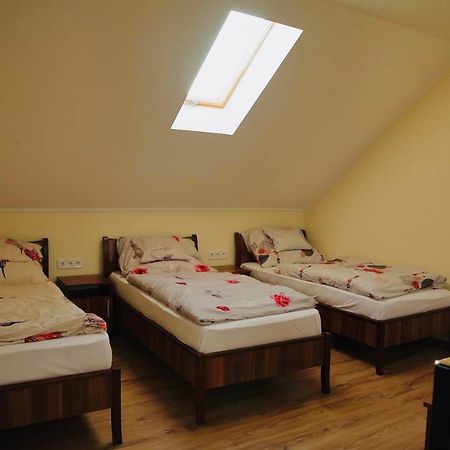 Viktor Vendeghaz Es Apartmanhaz Baktaloranthaza Luaran gambar