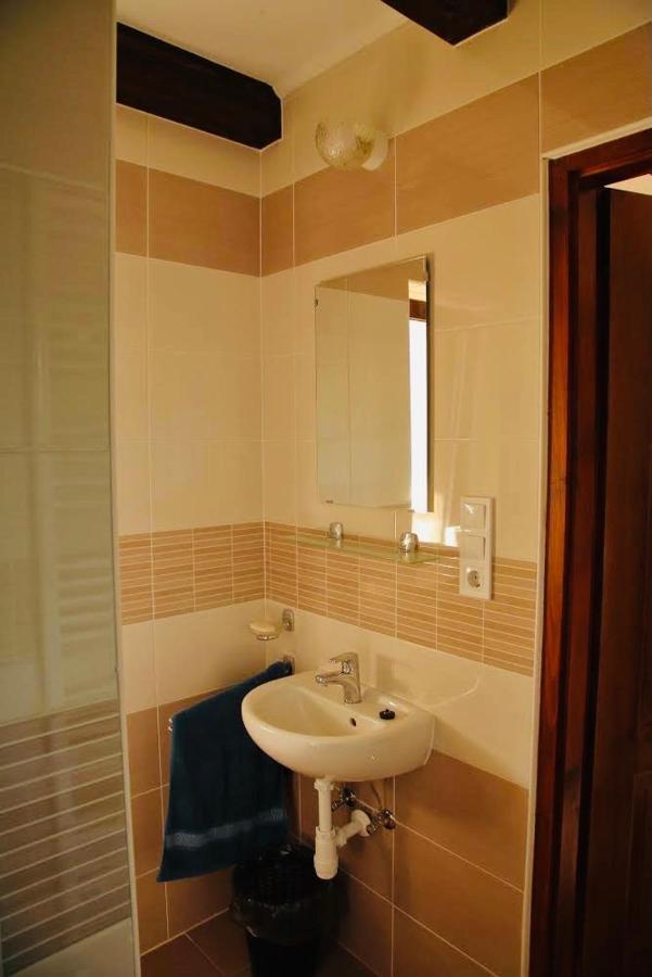 Viktor Vendeghaz Es Apartmanhaz Baktaloranthaza Luaran gambar