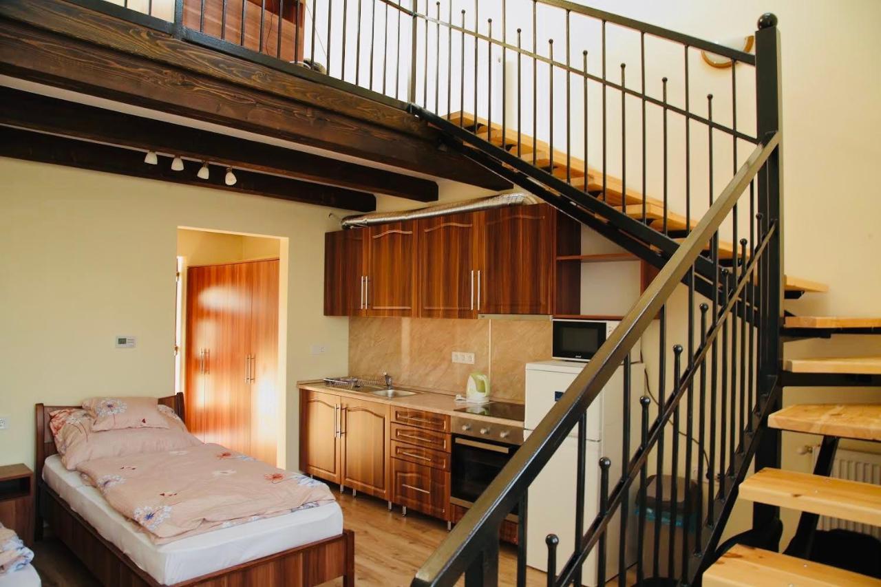 Viktor Vendeghaz Es Apartmanhaz Baktaloranthaza Luaran gambar