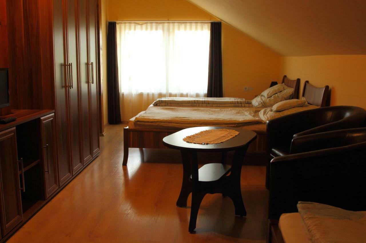 Viktor Vendeghaz Es Apartmanhaz Baktaloranthaza Luaran gambar