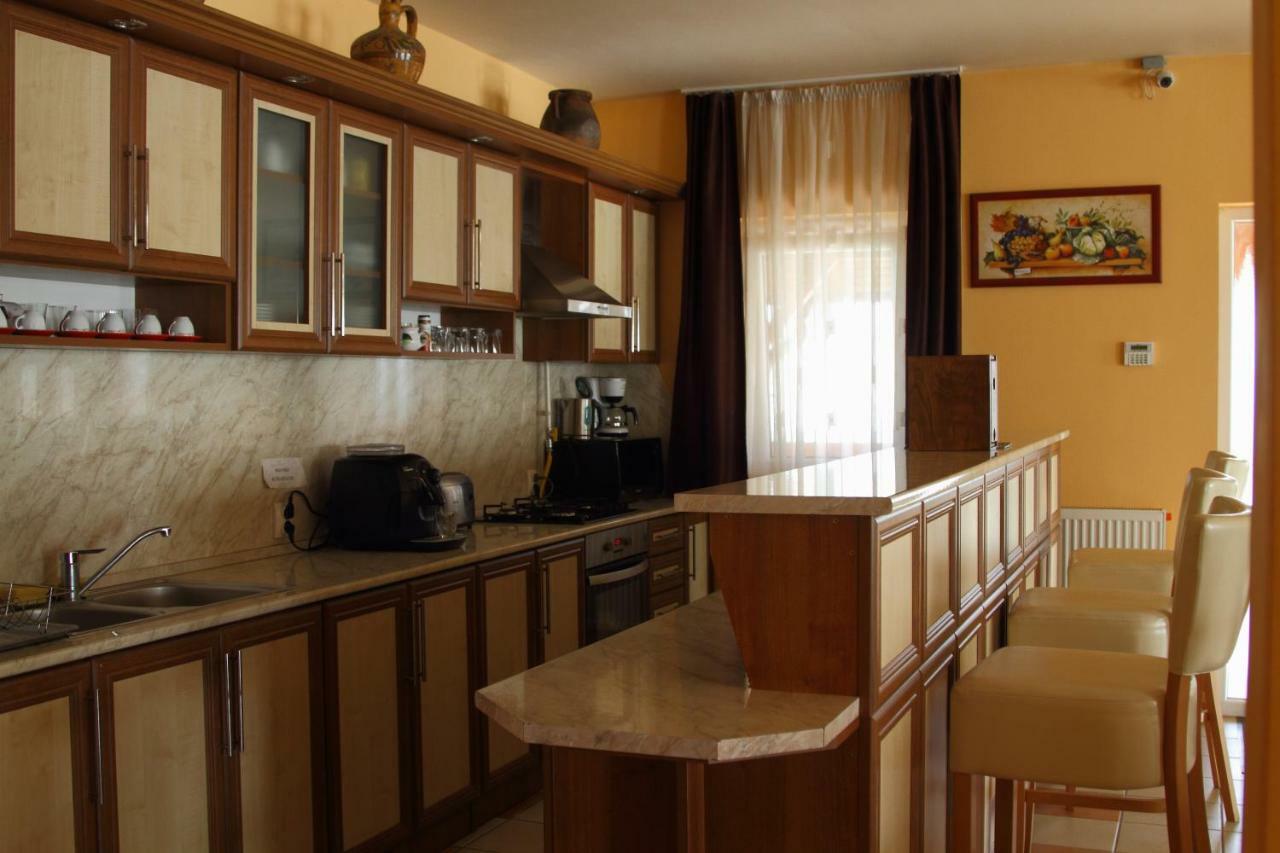 Viktor Vendeghaz Es Apartmanhaz Baktaloranthaza Luaran gambar
