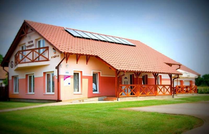 Viktor Vendeghaz Es Apartmanhaz Baktaloranthaza Luaran gambar